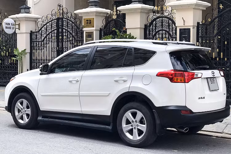 Là một mẫu xe nhập Mỹ, RAV4 đời 2015 là mẫu xe có tiêu chuẩn an toàn cao với 8 túi khí, neo ISOFIX ghế bảo vệ trẻ em, cảnh báo chệch làn đường và giám sát điểm mù. Bên cạnh các công nghệ an toàn chủ động như: chống bó cứng phanh, hỗ trợ phanh, phân phối lực phanh điện tử, kiểm soát ổn định thân xe, kiểm soát lực kéo chủ động...