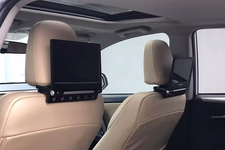 Vô lăng bọc da tích hợp lẫy chuyển số và Cruise Control có tính năng dạng giọng nói, ghế lái điều chỉnh điện 8 hướng có hỗ trợ thắt lưng, chỉnh độ cao và nhớ vị trí. Gương chiếu hậu chống chói. Chìa khóa thông minh, khởi động bằng nút bấm, cửa sổ trời cho hàng ghế phía trước… điều hoà tự động 2 vùng độc lập, CD, 6 loa, AM/FM/CD/MP3/WMA stereo radio, màn hình giải trí trung tâm kích thước 6.1 inch...