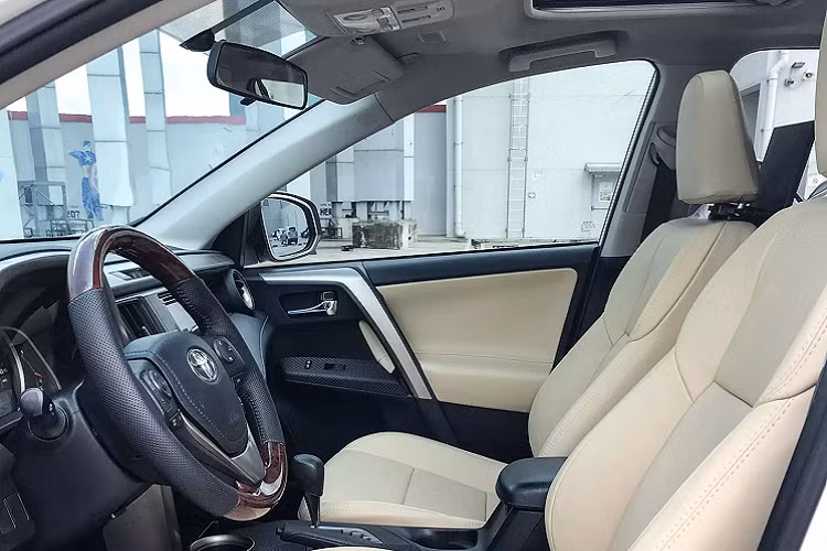 Xe sử dụng động cơ xăng 4cyl thẳng hàng, dung tích 2.5L hút khí tự nhiên (N/A) cho công suất tối đa 176 mã lực tại 6.000 vòng/phút và mô-men xoắn cực đại 233Nm đạt được tại 4.100 vòng/phút.