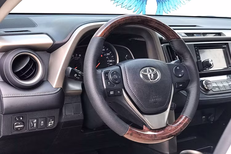 Chiếc Toyota RAV4 đời 2015 này là một gợi ý dành cho khách hàng Việt muốn chơi RAV4 hàng hiếm. Xe hiện đang được chào bán với giá 1,130 tỷ đồng, tức đắt hơn cả một chiếc Honda CR-V đời 2020 phiên bản “L” cao cấp nhất đang có giá bán 1,118 tỷ đồng.