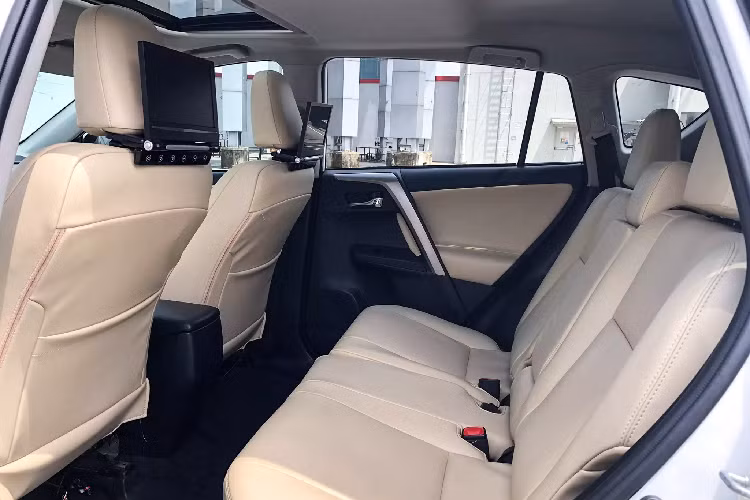 Sức mạnh được truyền xuống bốn bánh (AWD; từ bản XLE trở lên) hoặc cầu trước (FWD), thông qua hộp số tự động 6 cấp (6AT) có chế độ sang số tuần tự, đi kèm với 3 chế độ lái khác nhau gồm: Sport, ECO và Normal.