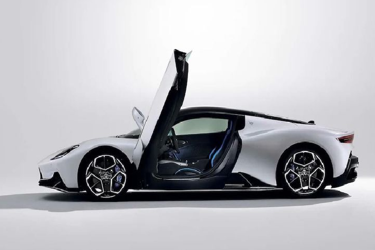 Những hình ảnh rò rỉ cũng cho thấy phần nào nội thất của Maserati MC20 2021 mới. Xe sẽ có bộ ghế xô bọc da màu xanh - đen và ngăn giữa hai ghế được làm bằng sợi carbon cùng các nút bấm cho các chế độ lái Reverse, Drive, và Manual.