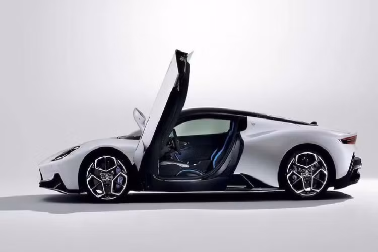 Những hình ảnh rò rỉ cũng cho thấy phần nào nội thất của Maserati MC20 2021 mới. Xe sẽ có bộ ghế xô bọc da màu xanh - đen và ngăn giữa hai ghế được làm bằng sợi carbon cùng các nút bấm cho các chế độ lái Reverse, Drive, và Manual.