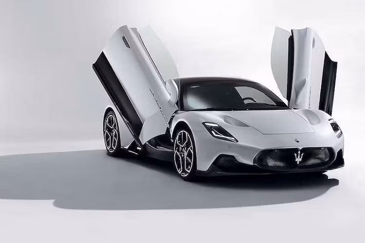 Đầu tiên là diện mạo của siêu xe Maserati MC20, nó sở hữu thiết kế bên ngoài rất khác so với mọi người anh em còn lại "trong nhà". Ở phía trước, siêu xe Ý có những đường nét tương đối mềm mại và đơn giản, bao gồm lưới tản nhiệt nhỏ phía trước và các khe gió sắc nét.