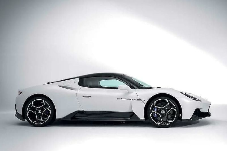 Trong tương lai, Maserati MC20 thế hệ mới có thể sẽ được bổ sung thêm bởi một phiên bản hybrid mới cũng như một bản chạy điện hoàn toàn.