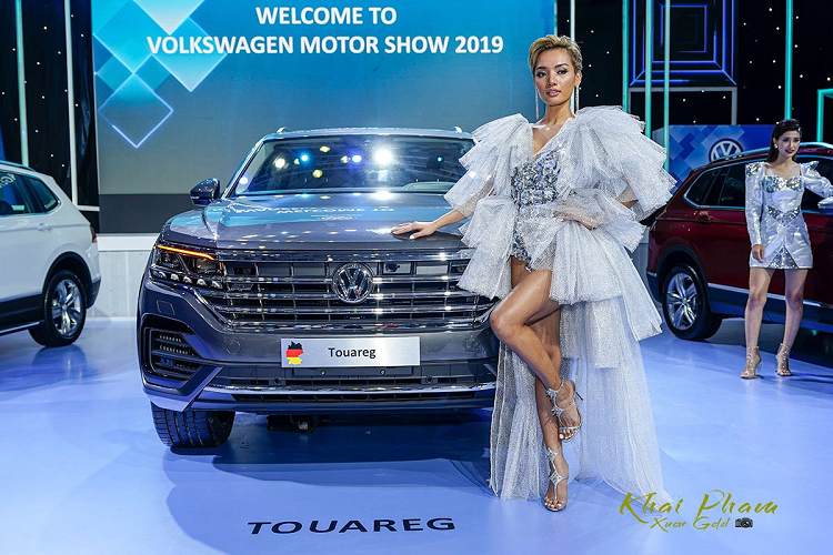 Tháng 10/2019, Volkswagen Touareg thế hệ mới chính thức được giới thiệu lần đầu tại Triển lãm ôtô Việt Nam với diện mạo hấp dẫn. Nhưng trớ trêu thay, ngay lần đầu trình diện công chúng Việt, Volkswagen Touareg 2020 đã vướng phải bê bối "đường lưỡi bò" 9 đoạn trên bản đồ định vị của xe. Đây là đường lưỡi bò do Trung Quốc đơn phương tạo ra và đến nay vẫn chưa được quốc tế công nhận.