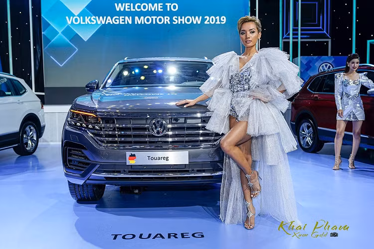 Tháng 10/2019, Volkswagen Touareg thế hệ mới chính thức được giới thiệu lần đầu tại Triển lãm ôtô Việt Nam với diện mạo hấp dẫn. Nhưng trớ trêu thay, ngay lần đầu trình diện công chúng Việt, Volkswagen Touareg 2020 đã vướng phải bê bối "đường lưỡi bò" 9 đoạn trên bản đồ định vị của xe. Đây là đường lưỡi bò do Trung Quốc đơn phương tạo ra và đến nay vẫn chưa được quốc tế công nhận.