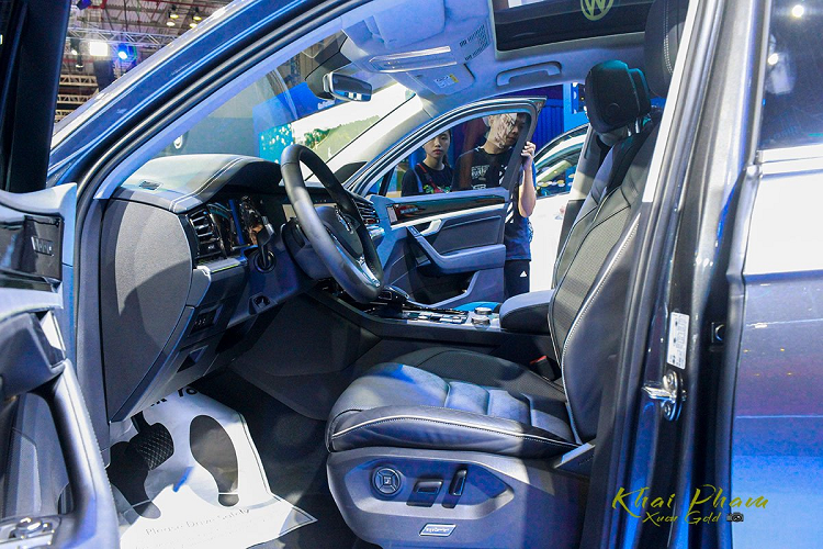 Thời điểm ra mắt, Volkswagen Touareg được giới thiệu với 3 phiên bản nhưng hiện chỉ được phân phối 2 bản gồm Elegance và Premium. Giá xe Volkswagen Touareg Elegance: Giá niêm yết 3.099 tỷ đồng; Volkswagen Touareg Luxury: Giá niêm yết 3.888 tỷ đồng. Trong đó, phiên bản tầm trung Volkswagen Touareg Premium giá 3,488 tỷ đồng sẽ không về nước như dự kiến ban đầu.