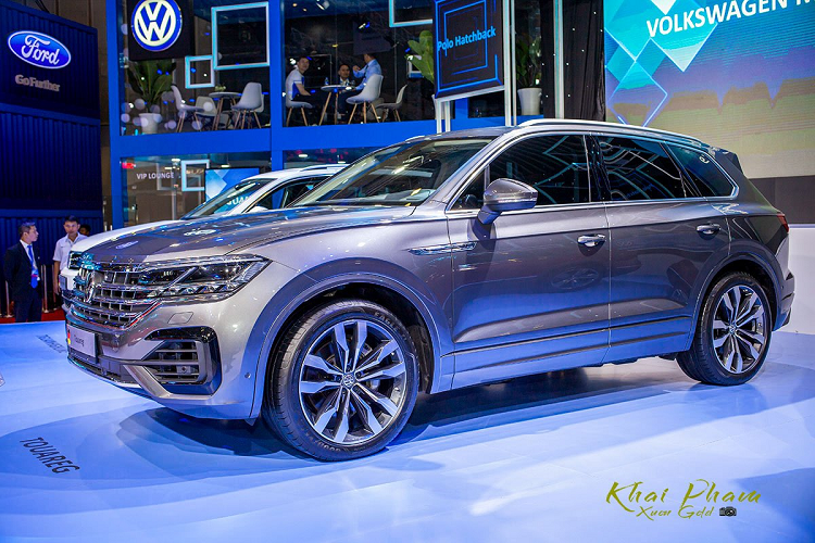 Volkswagen Touareg thế hệ thứ 3 gần như "lột xác" hoàn toàn không chỉ về ngoại hình tươi trẻ, nội thất hấp dẫn mà ngay cả khung gầm, công nghệ an toàn cũng mang đến những nét mới mẻ cho người dùng toàn cầu. Tại Việt Nam, Volkswagen Touareg 2020 sử dụng động cơ R4 - 2.0 TFSI cho công suất cực đại 251 mã lực, đi kèm hộp số 8 cấp AL 552-8Q.