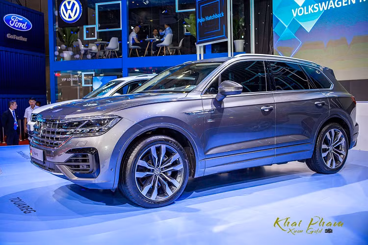 Volkswagen Touareg thế hệ thứ 3 gần như "lột xác" hoàn toàn không chỉ về ngoại hình tươi trẻ, nội thất hấp dẫn mà ngay cả khung gầm, công nghệ an toàn cũng mang đến những nét mới mẻ cho người dùng toàn cầu. Tại Việt Nam, Volkswagen Touareg 2020 sử dụng động cơ R4 - 2.0 TFSI cho công suất cực đại 251 mã lực, đi kèm hộp số 8 cấp AL 552-8Q.