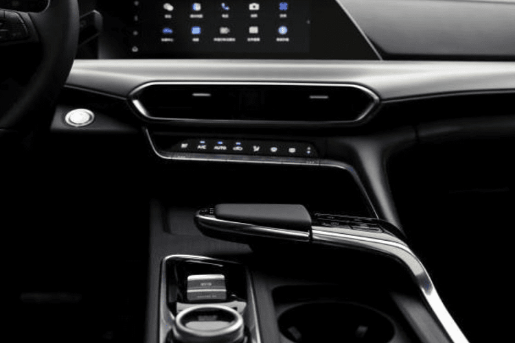 UNI-T có kích thước dài 4.515 mm, rộng 1.870 mm, và trục cơ sở 2.710 mm. Thiết kế phía đầu xe gây ấn tượng với một lưới tản nhiệt lớn, hình dáng đặc sắc cũng như hệ thống đèn LED mỏng. Từ hình ảnh tại nhà máy, chiếc xe dường như còn có một bộ đèn hình vuông nằm bên trong lưới tản nhiệt.