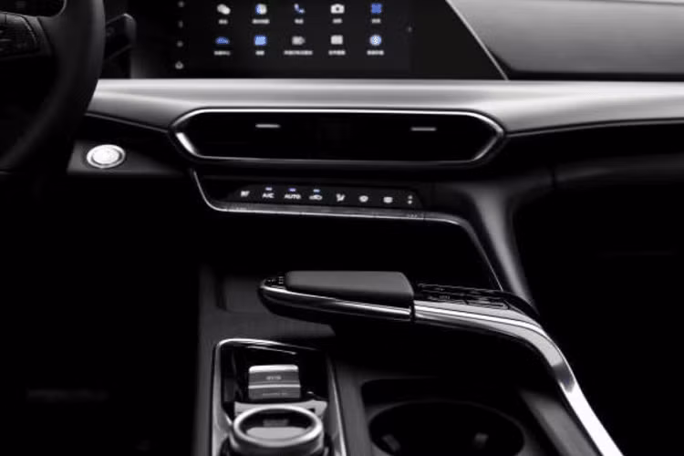 UNI-T có kích thước dài 4.515 mm, rộng 1.870 mm, và trục cơ sở 2.710 mm. Thiết kế phía đầu xe gây ấn tượng với một lưới tản nhiệt lớn, hình dáng đặc sắc cũng như hệ thống đèn LED mỏng. Từ hình ảnh tại nhà máy, chiếc xe dường như còn có một bộ đèn hình vuông nằm bên trong lưới tản nhiệt.