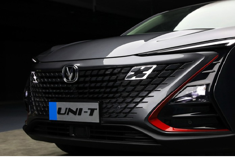 Mẫu crossover mới còn có tay nắm cửa phía trước nằm chìm vào thân vỏ xe và tay nắm cửa phía sau thì nằm trên cột C, tương tự như Honda HR-V và Toyota C-HR. Phần đuôi của UNI-T thậm chí còn đẹp mắt hơn nữa với đèn hậu dữ dằn, hai cánh gió vươn ra khỏi mái xe, 4 đầu ống pô và một bộ khuếch tán gió. Tất cả những chi tiết này đều muốn nói lên rằng đây là một chiếc xe tốc độ, phong cách.