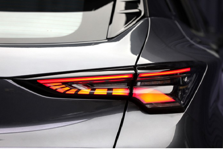 Nội thất xe trông rất hiện đại với vô-lăng phẳng phía dưới, trang bị 2 màn hình kết nối nhau dành cho bảng đồng hồ và hệ thống thông tin giải trí. Một chi tiết thú vị đáng nói là bộ chọn số nằm bên phải được tích hợp vào cụm điều khiển trung tâm. Hơn nữa, UNI-T còn được trang bị với một hệ thống lọc không khí mới có tên viết tắt “VOC” mà có thể lọc 95% các hạt kích thước 0,3 micromet.