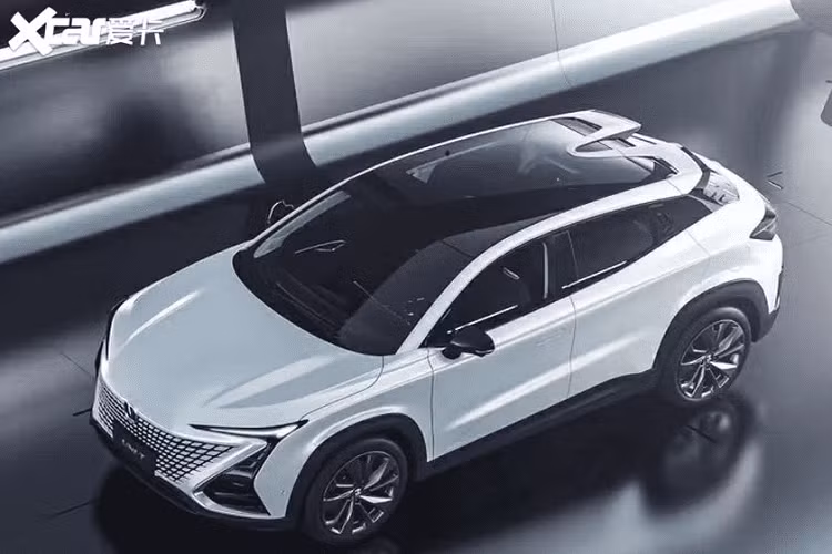 Trên khía cạnh công suất, xe có trang bị một động cơ tăng áp dung tích 1.5 lít mới sản sinh 180 mã lực và 300 Nm mô-men xoắn cực đại, phối hợp một hộp số ly hợp kép 7 cấp và một hệ dẫn động 4 bánh. Ngoài ra, phiên bản cao cấp nhất của UNI-T sẽ còn được trang bị một hệ thống lái tự động Cấp 3. Để đạt được điều đó, chiếc xe có 5 radar sóng mm, 6 camera, và 12 radar siêu thanh.