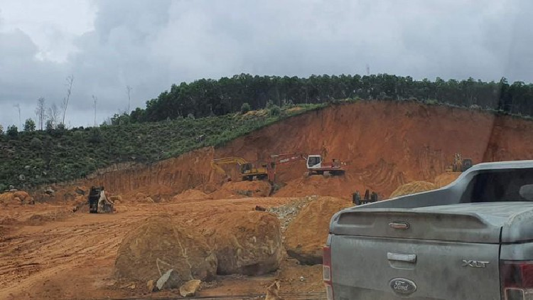 Nghi van 'nup bong' du an nuoi lon de tan thu khoang san