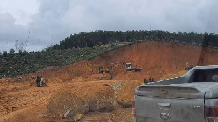 Nghi van 'nup bong' du an nuoi lon de tan thu khoang san