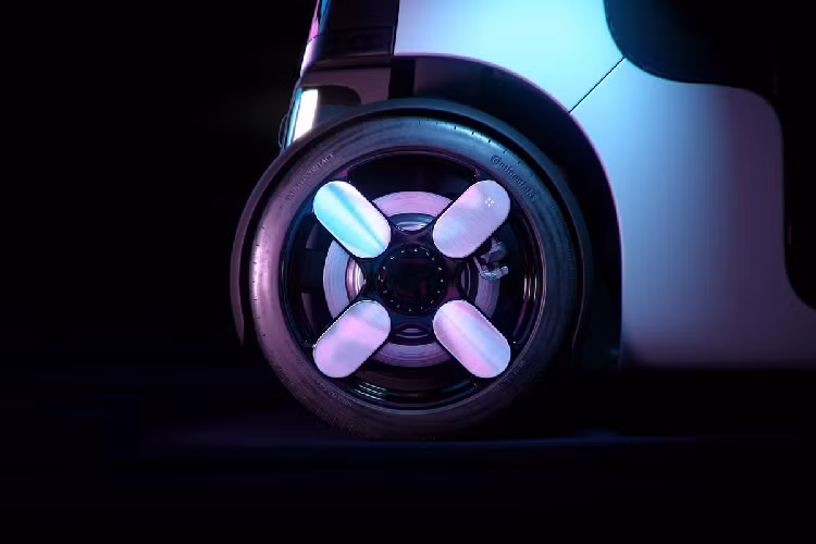 Các bánh xe được cung cấp sức kéo bởi động cơ điện đặt ở 2 cầu. Đáng chú ý, mỗi bánh xe đều có thể dẫn động theo 2 chiều và tự đánh lái, giúp chiếc robotaxi có khả năng di chuyển rất linh hoạt.