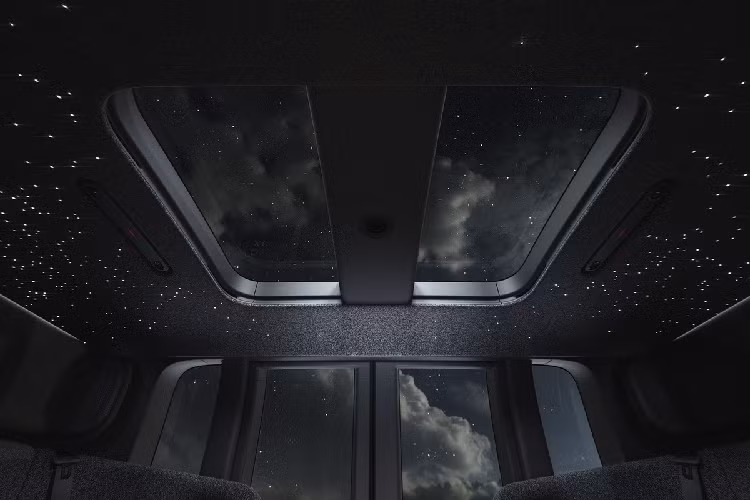 Mẫu xe taxi của Zoox còn có cửa sổ trời, đèn nội thất và cách trang trí trần xe theo phong cách bầu trời sao tương tự các dòng xe hạng sang.