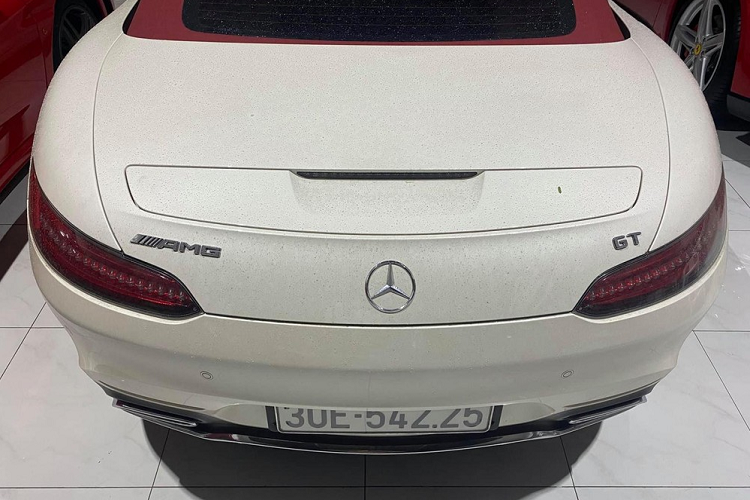 Hiện chưa rõ mức giá xe Mercedes-AMG GT Roadster độc nhất Việt Nam của doanh nhân tại Sài thành, chỉ biết rằng, lúc mới về nước, Mercedes-AMG GT Roadster có giá bán chính hãng tại Việt Nam khoảng 10,4 tỷ đồng.