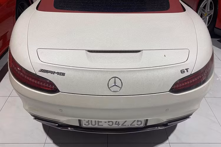 Hiện chưa rõ mức giá xe Mercedes-AMG GT Roadster độc nhất Việt Nam của doanh nhân tại Sài thành, chỉ biết rằng, lúc mới về nước, Mercedes-AMG GT Roadster có giá bán chính hãng tại Việt Nam khoảng 10,4 tỷ đồng.