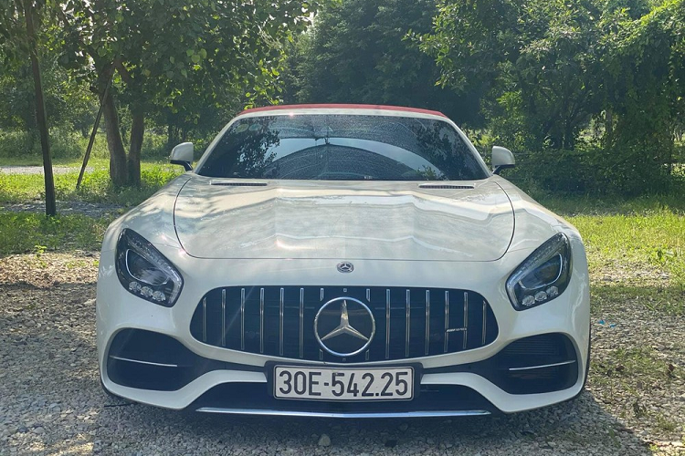 Ngoài bộ áo màu trắng đi kèm mui nỉ màu đỏ, chiếc Mercedes-AMG GT Roadster đầu tiên cập bến Việt Nam còn có các điểm nhấn như la-zăng đa chấu kép sơn đen mờ hay các chi tiết như lưới tản nhiệt, thanh ngang cản va trước/sau và ống xả mạ crôm sáng bóng. Bên trong khoang lái siêu xe này ghế thể thao AMG bọc da Nappa kết hợp với các đường sọc màu đỏ, ngoài ra, 1 số chi tiết còn ốp carbon sáng màu.