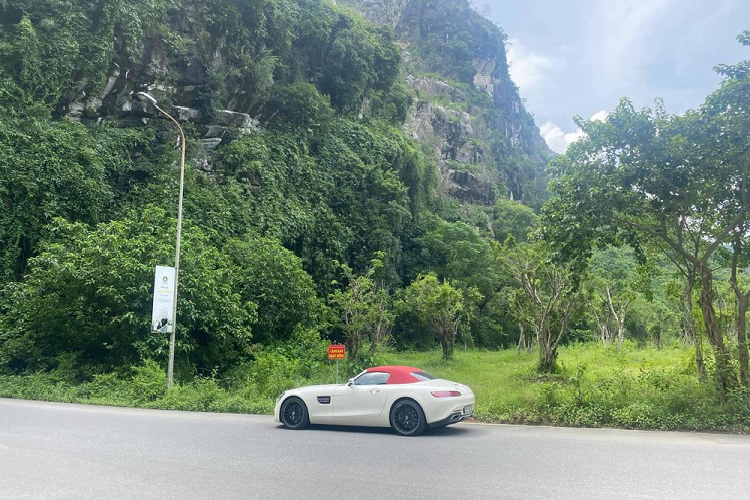 Dòng xe thể thao hạng sang tiệm cận siêu xe như Mercedes-AMG GT tại Việt Nam đã có biến thể GT S, GT S Editon One, GT R và cuối cùng là Mercedes-AMG GT Roadster. Trong đó, hai phiên bản là Mercedes-AMG GT R và Mercedes-AMG GT mui trần chỉ có duy nhất một chiếc tại Việt Nam.