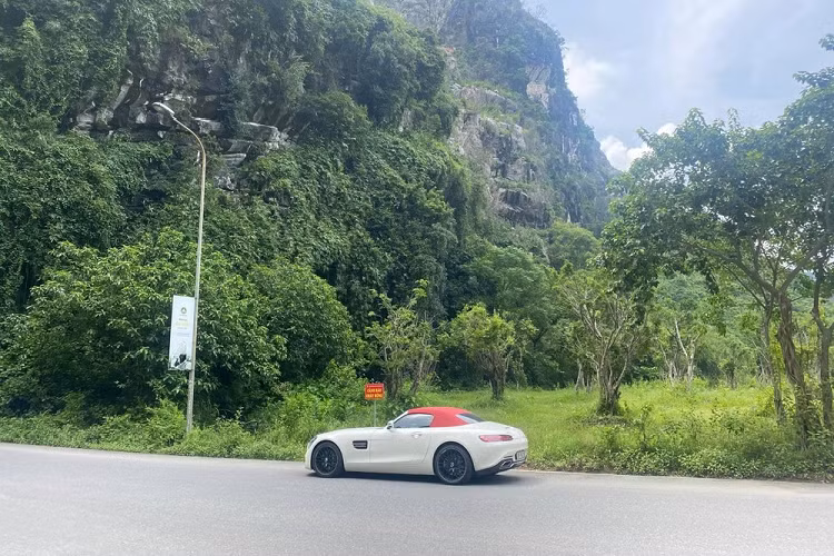 Dòng xe thể thao hạng sang tiệm cận siêu xe như Mercedes-AMG GT tại Việt Nam đã có biến thể GT S, GT S Editon One, GT R và cuối cùng là Mercedes-AMG GT Roadster. Trong đó, hai phiên bản là Mercedes-AMG GT R và Mercedes-AMG GT mui trần chỉ có duy nhất một chiếc tại Việt Nam.