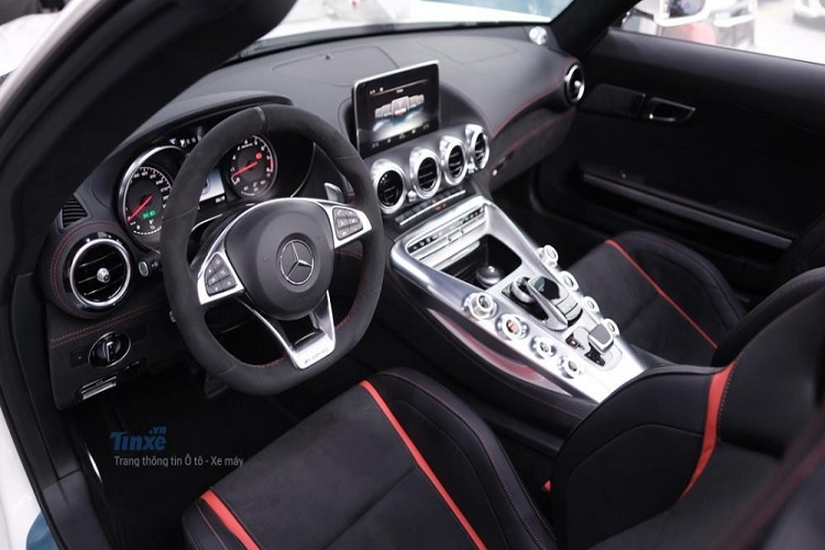 Mercedes-AMG GT Roadster đầu tiên và duy nhất cập bến Việt Nam hiện nay thuộc bản tiêu chuẩn, xe có ngoại thất màu trắng đi kèm mui nỉ màu đỏ rất nổi bật và bắt mắt. Nhiều người lầm tưởng chiếc xe này thuộc bản GT C bởi theo cách gọi của hãng, chữ C thường liên tưởng đến từ Convertible, nhưng thực tế, phiên bản mui trần của Mercedes-AMG GT có đến 2 biến thể là GT Roadster nằm bản tiêu chuẩn còn GT C là bản hiệu suất cao hơn.