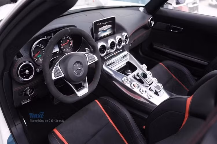 Mercedes-AMG GT Roadster đầu tiên và duy nhất cập bến Việt Nam hiện nay thuộc bản tiêu chuẩn, xe có ngoại thất màu trắng đi kèm mui nỉ màu đỏ rất nổi bật và bắt mắt. Nhiều người lầm tưởng chiếc xe này thuộc bản GT C bởi theo cách gọi của hãng, chữ C thường liên tưởng đến từ Convertible, nhưng thực tế, phiên bản mui trần của Mercedes-AMG GT có đến 2 biến thể là GT Roadster nằm bản tiêu chuẩn còn GT C là bản hiệu suất cao hơn.