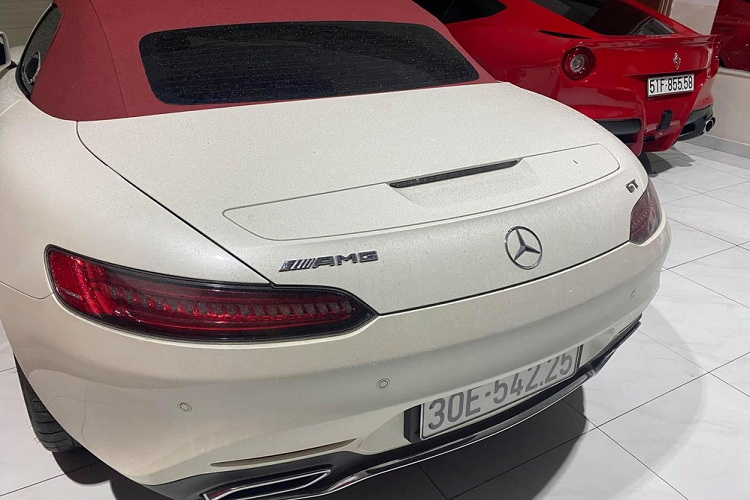 Ngoài chiếc siêu xe Mercedes-AMG GT Roadster có một không hai tại Việt Nam, trong showroom xe của doanh nhân này hiện còn có các siêu xe đình đám khác không kém như Ferrari California T, Ferrari 430 Spider, Lamborghini Gallardo, Ferrari F12 Berlinetta, McLaren 570S hay cặp đôi xe siêu sang là Bentley Flying Spur cùng Maybach 57S với màu nâu nhạt độc nhất Việt Nam.