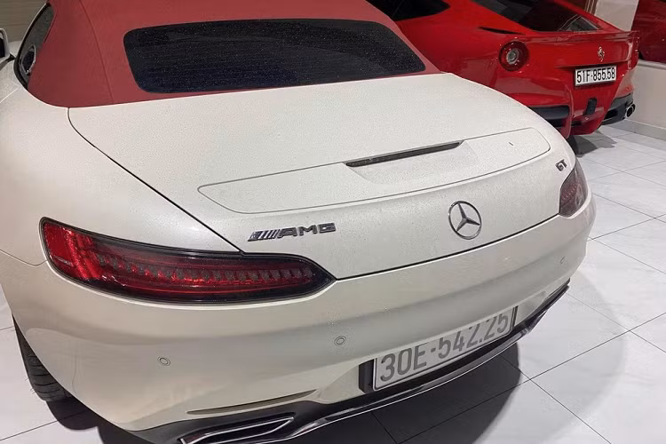 Ngoài chiếc siêu xe Mercedes-AMG GT Roadster có một không hai tại Việt Nam, trong showroom xe của doanh nhân này hiện còn có các siêu xe đình đám khác không kém như Ferrari California T, Ferrari 430 Spider, Lamborghini Gallardo, Ferrari F12 Berlinetta, McLaren 570S hay cặp đôi xe siêu sang là Bentley Flying Spur cùng Maybach 57S với màu nâu nhạt độc nhất Việt Nam.