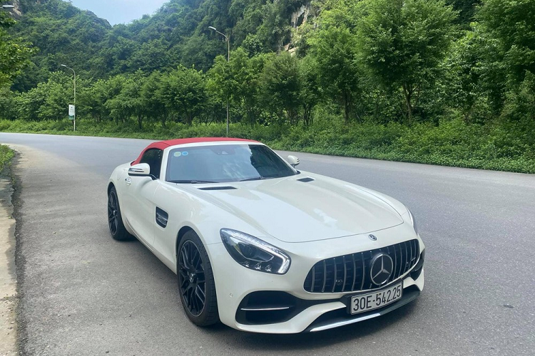 Gần đây, thông tin về việc chiếc siêu xe mui trần Mercedes-AMG GT Roadster độc nhất vô nhị tại Việt Nam sẽ sớm quay trở lại trong Nam đã khiến giới mê xe ở đây không khỏi vui mừng và ngóng chờ được diện kiến mẫu xe này sớm lăn bánh trên đường phố Sài thành.