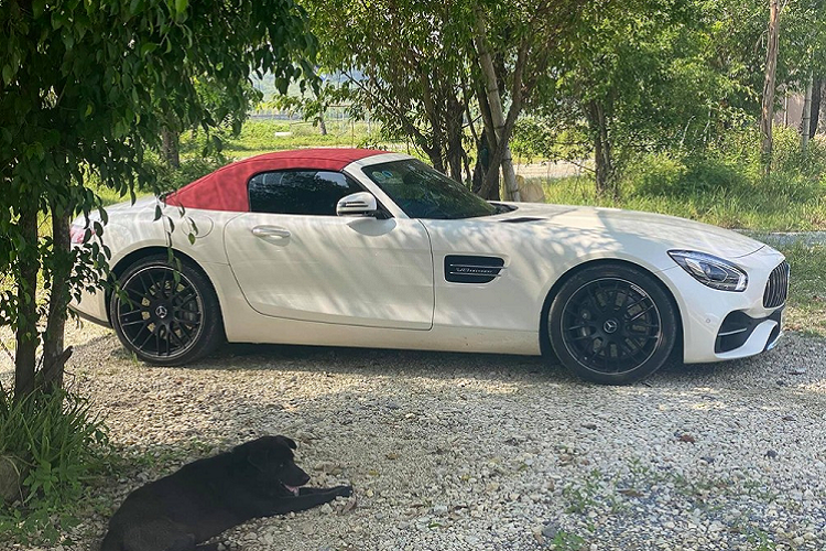 Ở phiên bản mui trần, Mercedes-AMG GT Roadster không chỉ đơn giản là cắt đi phần mui cứng của bản Coupe và trang bị thêm mui xếp điện, ngoại hình của siêu xe này cũng được thay đổi thiết kế. Phần đầu xe nắp capô kéo dài và có lưới tản nhiệt với 15 thanh dọc, cản va trước và hốc gió cũng được thiết kế lại. Đuôi xe tích hợp thêm 2 hốc gió nhằm tăng tính khí động học cho xe.