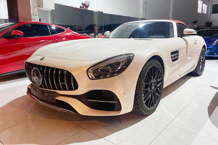 Mui nỉ của Mercedes-AMG GT Roadster có cấu trúc nâng hạ 3 lớp, được làm từ sự kết hợp giữa ma-giê, thép và nhôm để giảm trọng lượng. Nhờ đó, Mercedes-AMG GT Roadster chỉ nặng 1.595 kg trong khi GTC Roadster có trọng lượng 1.660 kg.