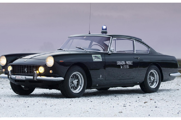 Chiếc siêu xe Ferrari 250 GTE Series II đời 1962 từng có 6 năm phục vụ trong Sở cảnh sát Rome, Italy, và nay đang được nhà thầu Girardo &amp; Co bán đấu giá.