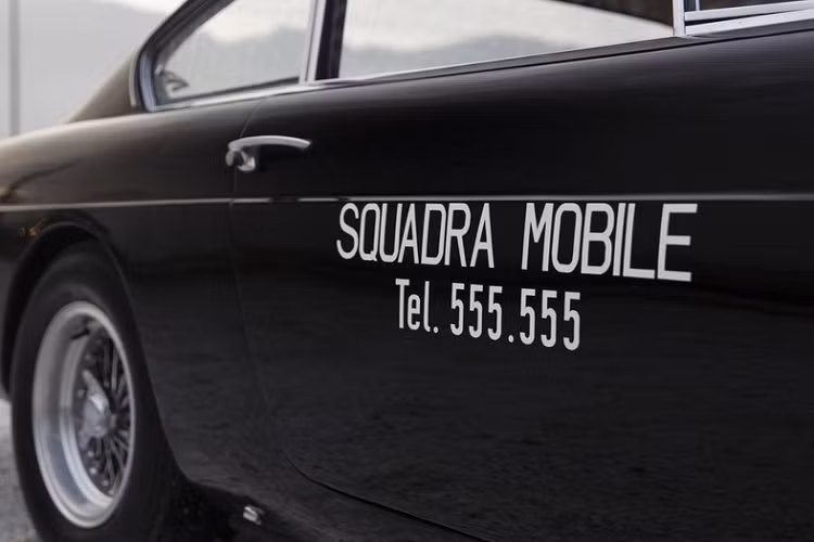 Siêu xe huyền thoại gắn liền với tên tuổi của Armando Spatafora sở hữu màu đen bóng ngoại thất, nội thất giả da. Chiếc xe được cho nghỉ hưu từ năm 1968. Tình trạng xe còn khá mới do thường xuyên được bảo dưỡng tại nhà máy của Ferrari ở Maranello.