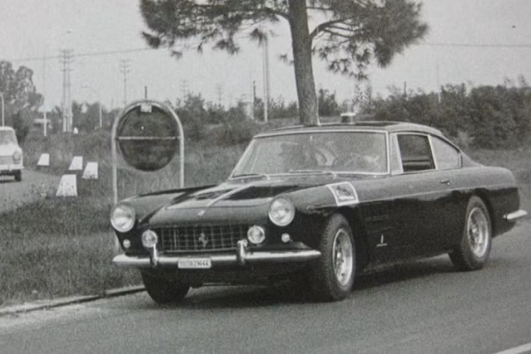 Trở lại quá khứ, siêu xe cảnh sát Italy trong thập niên 1960 được trang bị như Alfa Romeo 1900 hoặc Giulia 1600 saloon để phục vụ công tác tuần tra. Tuy nhiên những chiếc xe này vẫn không đủ mạnh và tốc độ để truy bắt tội phạm.