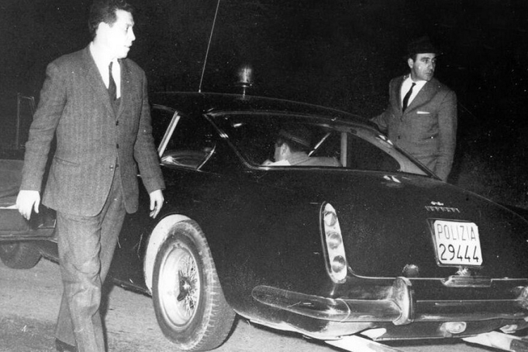 Những chiếc Ferrari 250 GTE Series II được bàn giao cho đội cảnh sát Rome vào năm 1963. Nhiều chiếc trong số đó nhanh chóng bị hư hỏng do các cảnh sát không làm chủ được tốc độ.
