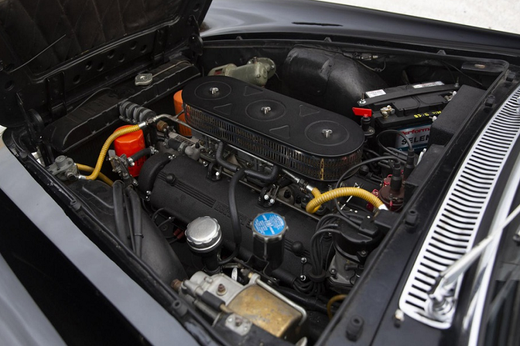 Xe được trang bị động cơ V12 góc 60 độ nổi tiếng, dung tích 3.0L, công suất 240 mã lực đi kèm hộp số sàn 4 cấp.