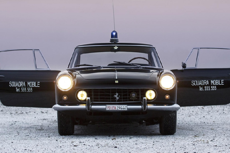 Điều này đã khiến ông trở thành một trong những viên cảnh sát nổi tiếng tại Rome, là nỗi khiếp sợ của tội phạm mỗi khi ông truy bắt trên chiếc Ferrari của mình.