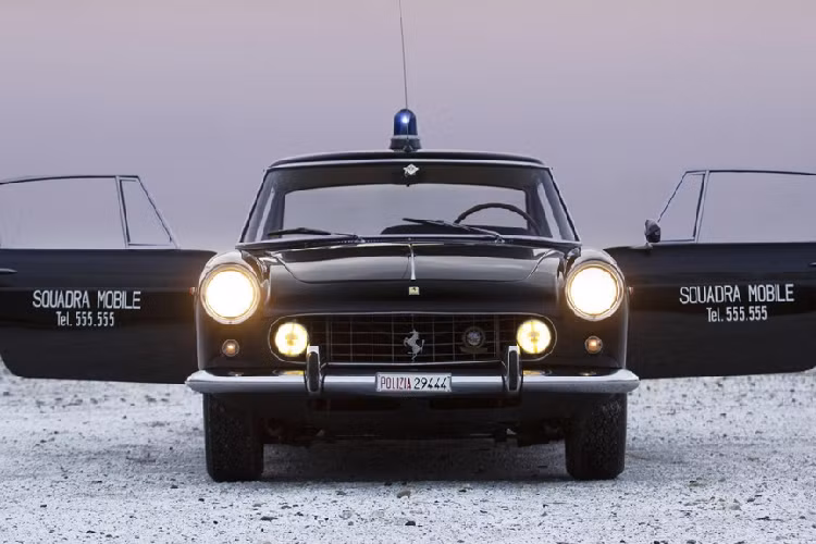 Điều này đã khiến ông trở thành một trong những viên cảnh sát nổi tiếng tại Rome, là nỗi khiếp sợ của tội phạm mỗi khi ông truy bắt trên chiếc Ferrari của mình.