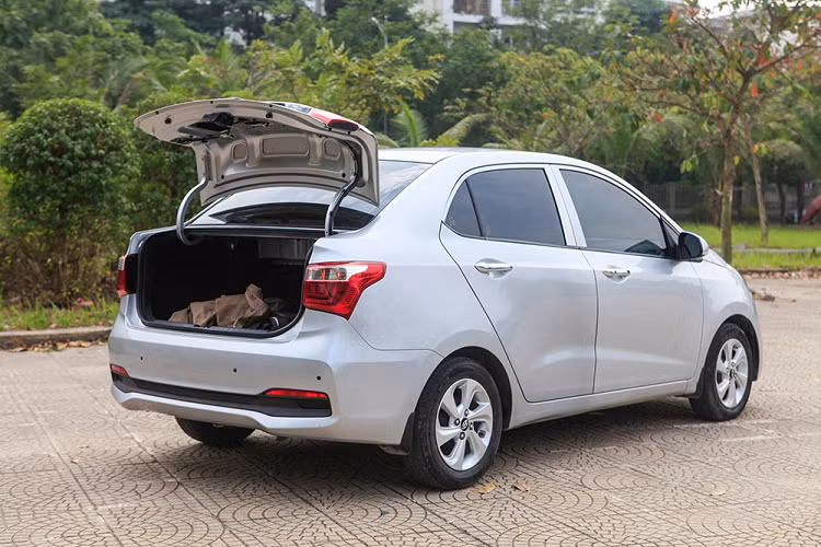 Với kích thước dài 3,9 m, rộng 1,6 m, và cao 1,5 m, mẫu sedan của Hyundai có thể tải 4 người cùng lúc. Phần cốp rộng rãi, cho phép người dùng để đồ đạc thoải mái. Kích thước này cũng cho phép xe di chuyển linh hoạt tại các đô thị đông đúc. 