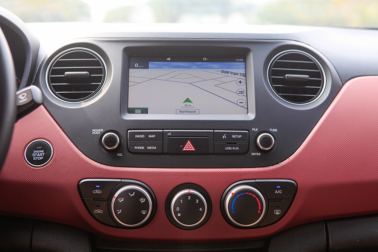 Vô lăng trên Hyundai Grand i10 lắp ráp trong nước sử dụng loại trợ lực điện nhẹ nhàng và khá chính xác, thích hợp với các nữ tài xế. Trong khi đó, khi di chuyển lên cao tốc, vô lăng chắc mang tới khả năng cầm lái chính xác hơn. Tính năng khởi động bằng nút bấm, trang bị camera lùi tiêu chuẩn (trên gương chiếu trong xe)… cũng mang lại sự thoải mái và tiện lợi trong quá trình sử dụng.