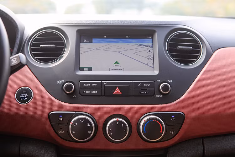 Vô lăng trên Hyundai Grand i10 lắp ráp trong nước sử dụng loại trợ lực điện nhẹ nhàng và khá chính xác, thích hợp với các nữ tài xế. Trong khi đó, khi di chuyển lên cao tốc, vô lăng chắc mang tới khả năng cầm lái chính xác hơn. Tính năng khởi động bằng nút bấm, trang bị camera lùi tiêu chuẩn (trên gương chiếu trong xe)… cũng mang lại sự thoải mái và tiện lợi trong quá trình sử dụng.