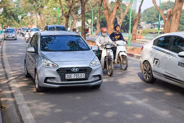 Chiếc xe anh Linh lựa chọn được trang bị hệ thống động cơ 1.2L cung cấp 87 mã lực tại 6.000 vòng/phút cùng mô-men xoắn cực đại 120 Nm tại 4.000 vòng/phút, đi kèm hộp số tự động 4 cấp. Động cơ này được cho là khá phù hợp cho việc di chuyển trong phố cũng như thực hiện những chuyến chạy khách xa.