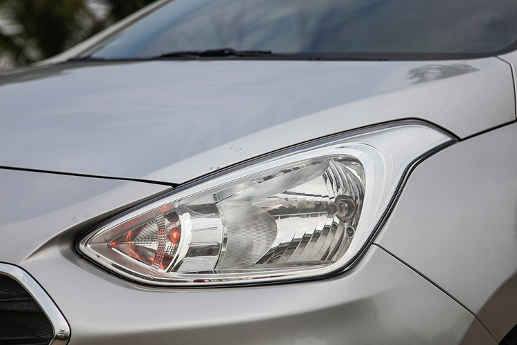 Với hệ thống đèn chiếu, độ sáng vẫn được đảm bảo tốt. Tuy nhiên, phần kính của hệ thống đèn pha phần nào đã bị xước li ti và có đôi chút đục. Thế nhưng, điều này vẫn không làm ảnh hưởng quá nhiều đến chất lượng chiếu sáng khi di chuyển buổi tối. Hệ thống đèn hậu được thiết kế cỡ lớn mang đến hiệu quả nhận biết khá tốt khi anh Linh chạy taxi công nghệ và buổi tối.
