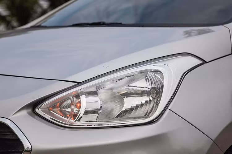 Với hệ thống đèn chiếu, độ sáng vẫn được đảm bảo tốt. Tuy nhiên, phần kính của hệ thống đèn pha phần nào đã bị xước li ti và có đôi chút đục. Thế nhưng, điều này vẫn không làm ảnh hưởng quá nhiều đến chất lượng chiếu sáng khi di chuyển buổi tối. Hệ thống đèn hậu được thiết kế cỡ lớn mang đến hiệu quả nhận biết khá tốt khi anh Linh chạy taxi công nghệ và buổi tối.