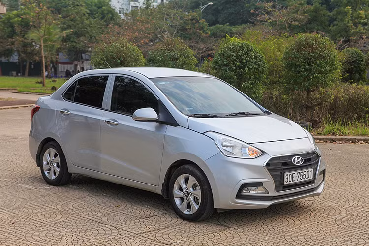 Sau hơn 2 năm sử dụng, chiếc xe của anh Linh ghi nhận con số di chuyển hơn 90.000 km với tần suất sử dụng khá lớn. Do đó, những vệt xước dăm là điều không thể tránh khỏi. Tuy nhiên, màu sơn bạc nguyên bản vẫn còn khá đều màu.