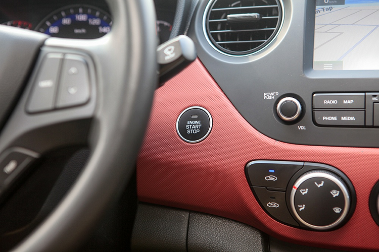 Với mục đích sử dụng đa dạng (chạy taxi công nghệ và phục vụ gia đình), anh Linh chon Hyundai Grand i10 do mẫu xe này được trang bị tiện nghi đầy đủ: Kết nối Bluetooth/AUX/MP3/Radio, nút bấm khởi động Start/Stop engine, chìa khóa thông minh Smartkey, gương chiếu hậu chống chói tự động và camera lùi. 